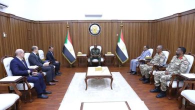 بلغة الجسد.. هذا ما دار بين البرهان والمبعوث الامريكي للسودان قبل قليل