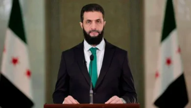 شاهد الفيديو.. الرئيس السوري احمد الشرع يمارس رياضة كرة السلة مع وزير خارجية بلاده